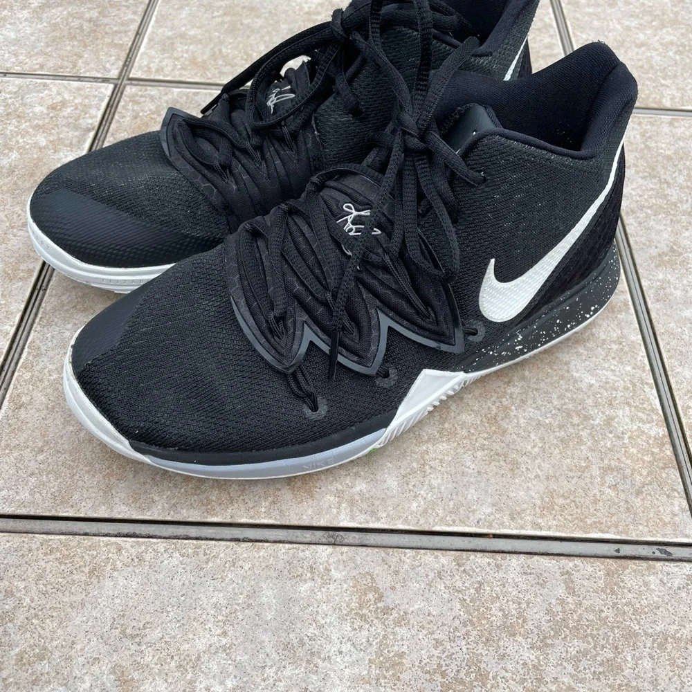 NIKE KYRIE 5 GS BLACK WHITE AQ2456-901